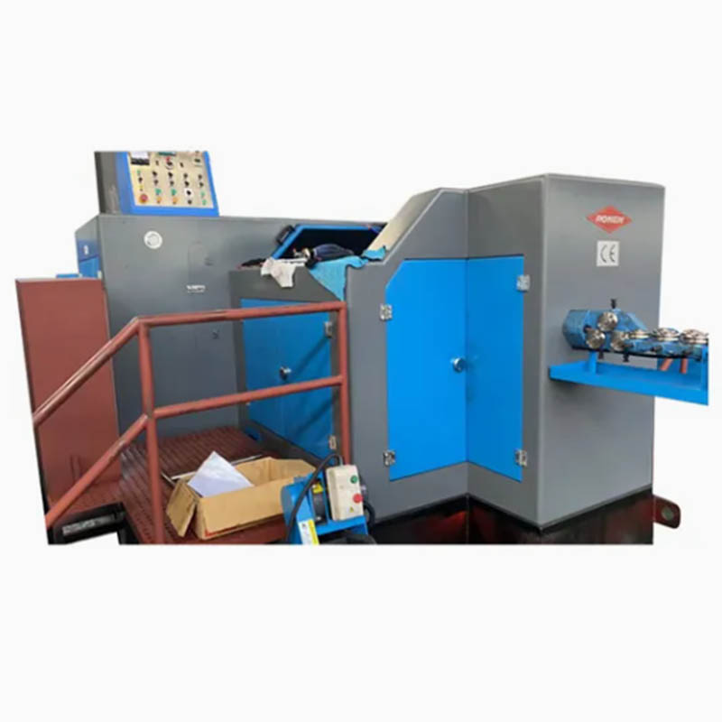 Macchina per la produzione di bulloni automatici